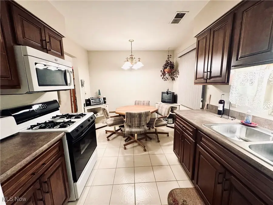 359 Quarry Lane Sw Drive, Warren, OH 44483 - Image #2