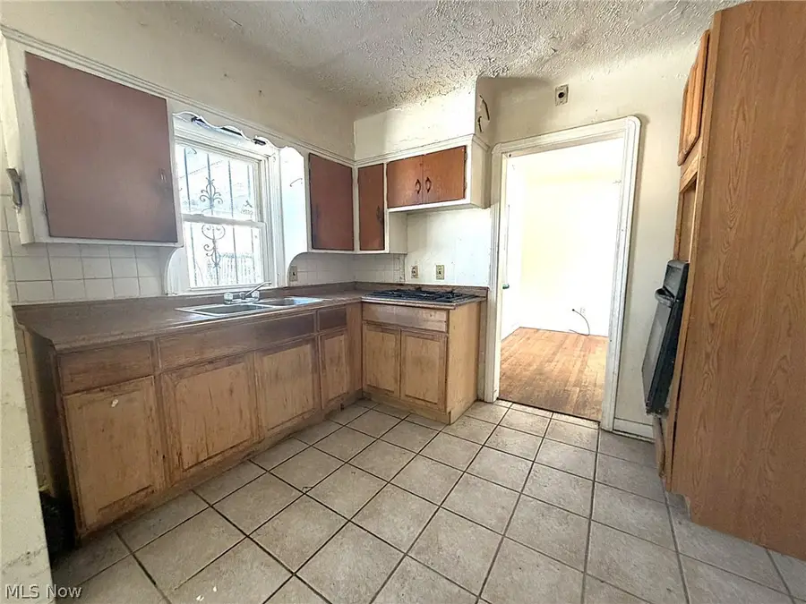 16707 Stockbridge Avenue, Cleveland, OH 44128 - #2