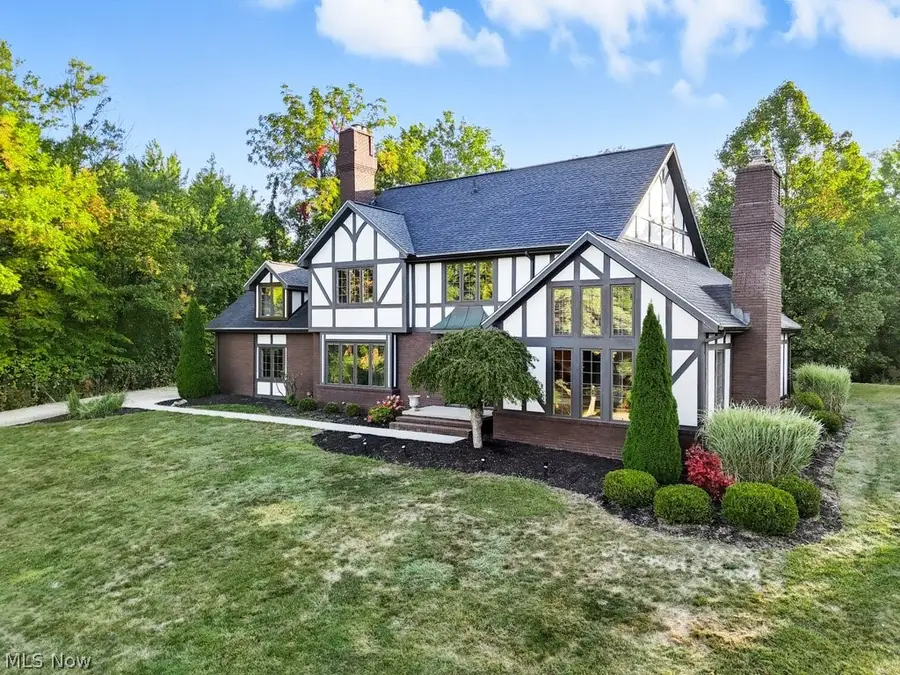 2097 Albertson Parkway, Cuyahoga Falls, OH 44223 - #2