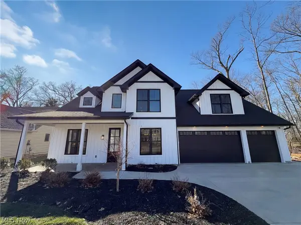 560 Red Oak Lane, Bay Village, OH 44140