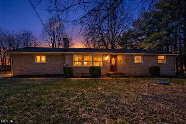 6814 Skylane Nw Street, North Canton, OH 44720