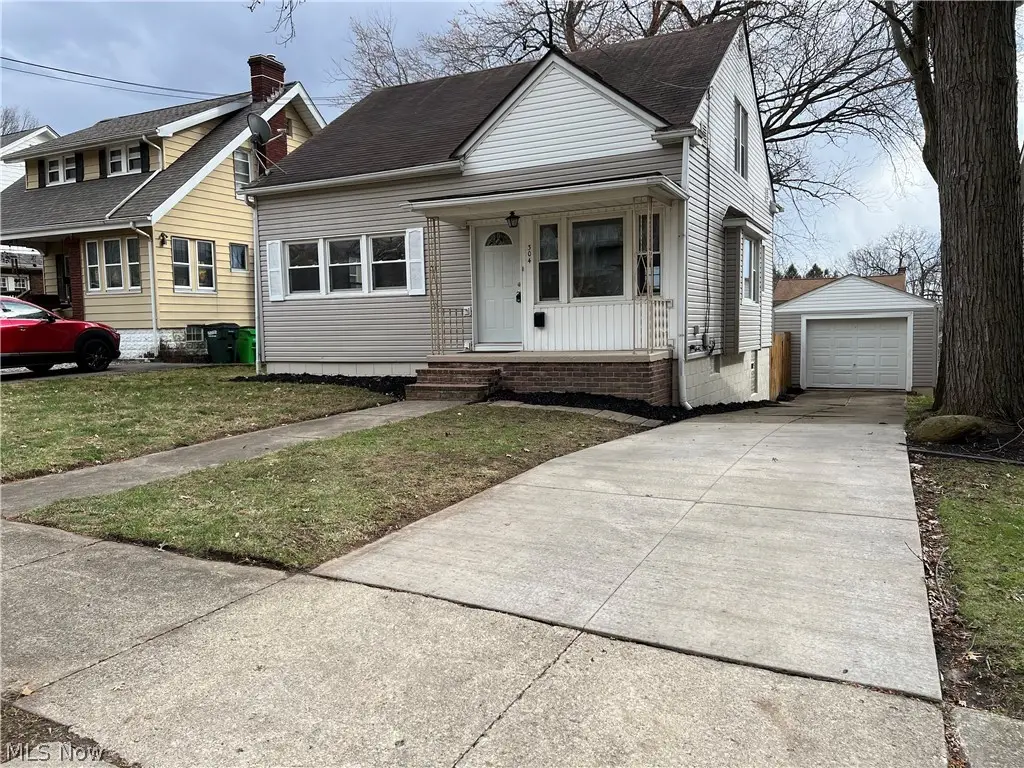 304 E Tuscarawas Avenue, Barberton, OH 44203 - #1