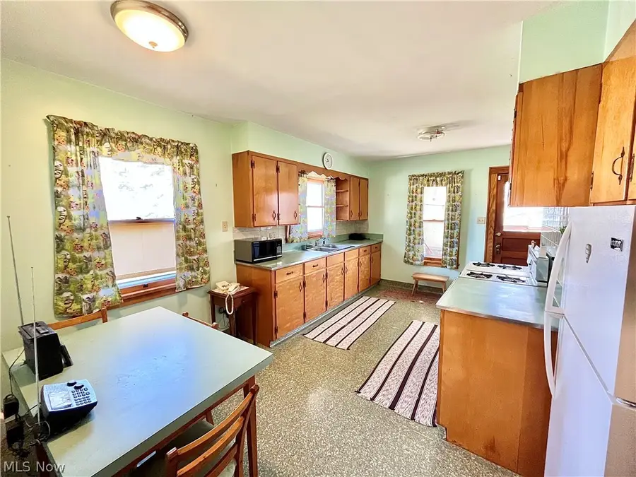 716 Grove Street, Conneaut, OH 44030 - #2