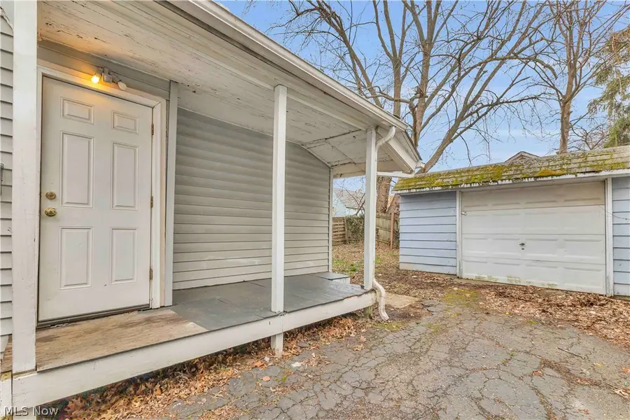 3305 Roanoke Avenue, Cleveland, OH 44109 - #3