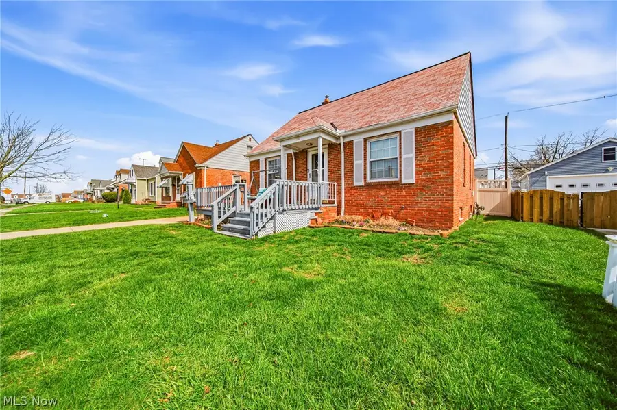 279 E 327th Street, Willowick, OH 44095 - #2