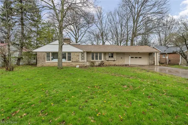 1081 Carver Road, Cleveland Heights, OH 44112