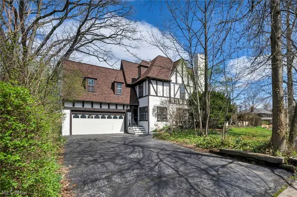 1284 Overlook Road, Lakewood, OH 44107