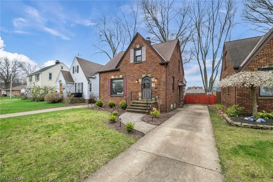 16209 Elsienna Avenue, Cleveland, OH 44135 - #2