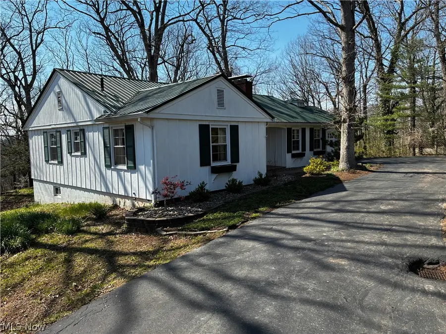 118 Hillcrest Dr, Marietta, OH 45750 - #2