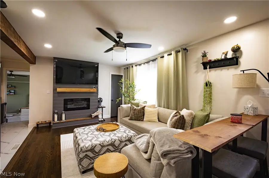 831 School Street, Hubbard, OH 44425 - #3