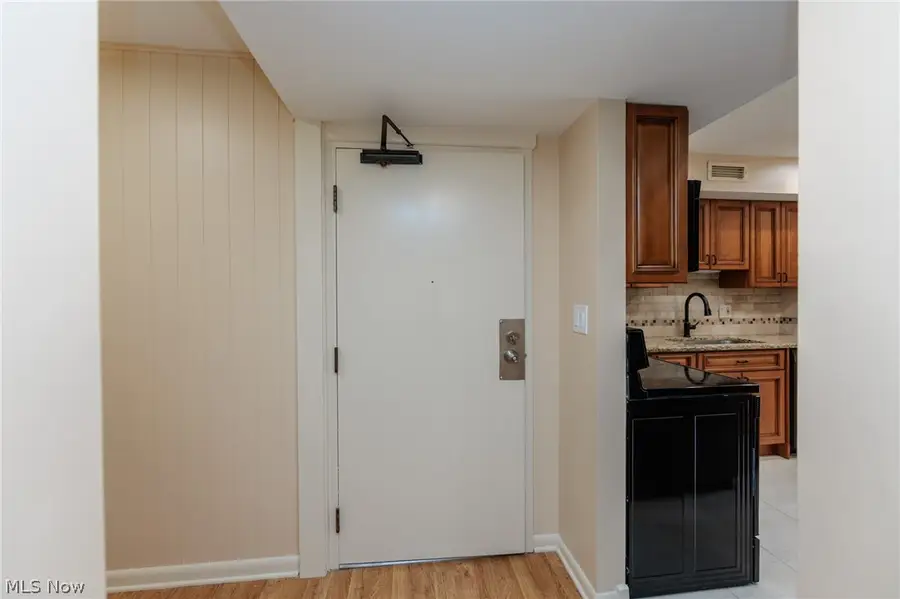 6270 Greenwood Parkway #402, Sagamore Hills, OH 44067 - #2