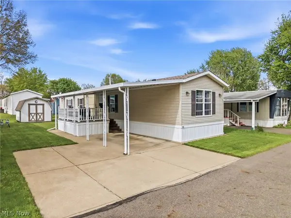18 Oakwood Drive, Beloit, OH 44609