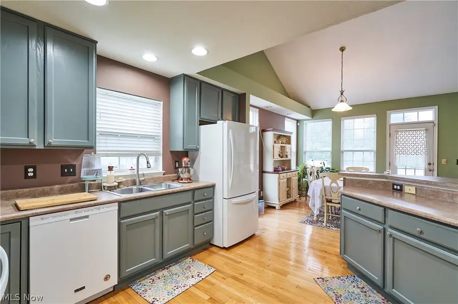 572 Colonial Drive, Painesville, OH 44077 - #3