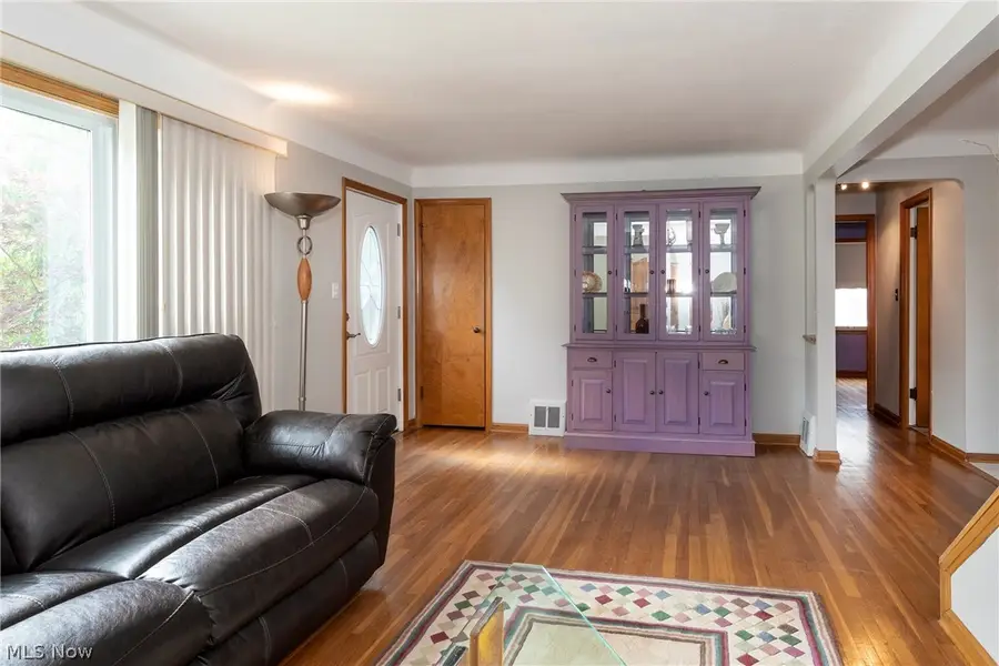 5042 N Barton Road, Lyndhurst, OH 44124 - #3