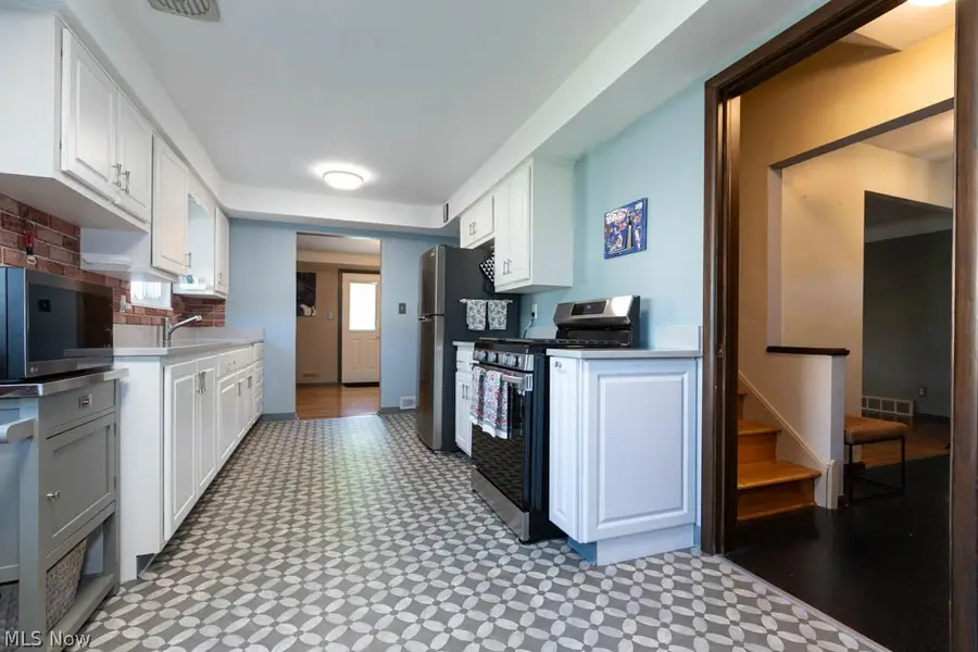 5180 Thornbury Road, Lyndhurst, OH 44124 - #2