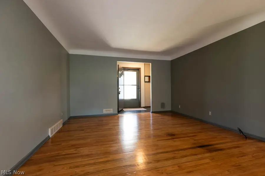 5180 Thornbury Road, Lyndhurst, OH 44124 - #3