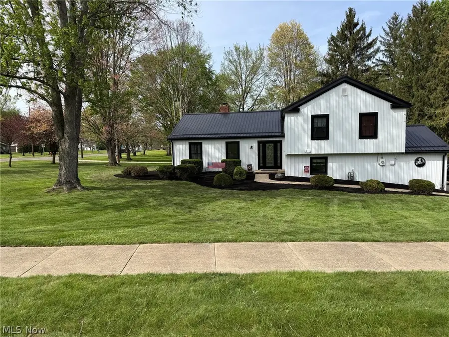 8093 S Park Drive, Garrettsville, OH 44231 - #2