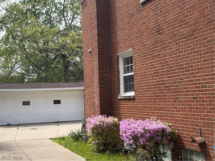 2304 Glendon Road, University Heights, OH 44118 - #2