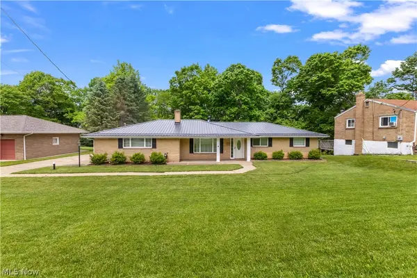 196 Pleasantview Dr, Weirton, WV 26062