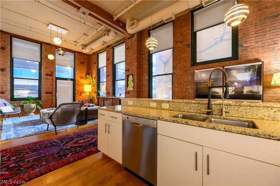 635 W Lakeside Avenue, Cleveland, OH 44113 - #3