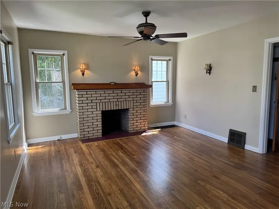 204 E Baird Avenue, Barberton, OH 44203 - #3