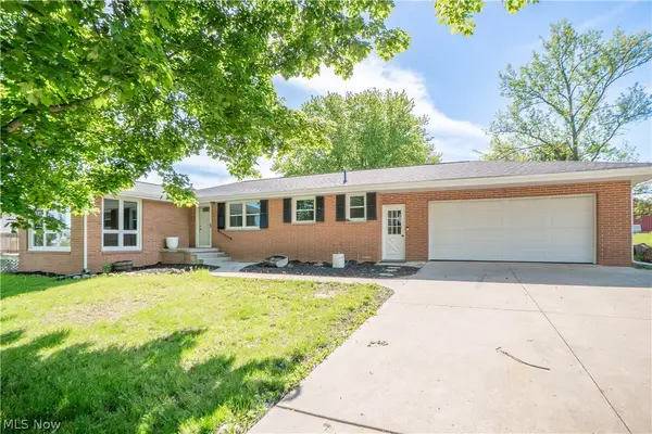 4544 Lakeknoll Street, Louisville, OH 44641