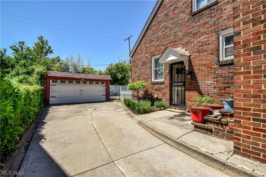864 Medford Road, Cleveland Heights, OH 44121 - #3