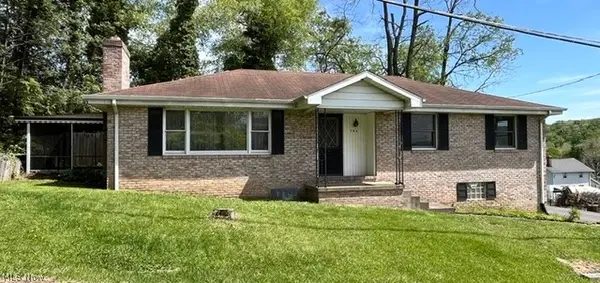704 Elizabeth Street, Lowellville, OH 44436