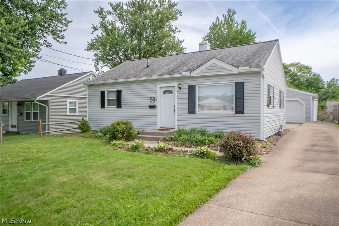 1060 Orchard Ne Avenue, North Canton, OH 44720 - #1