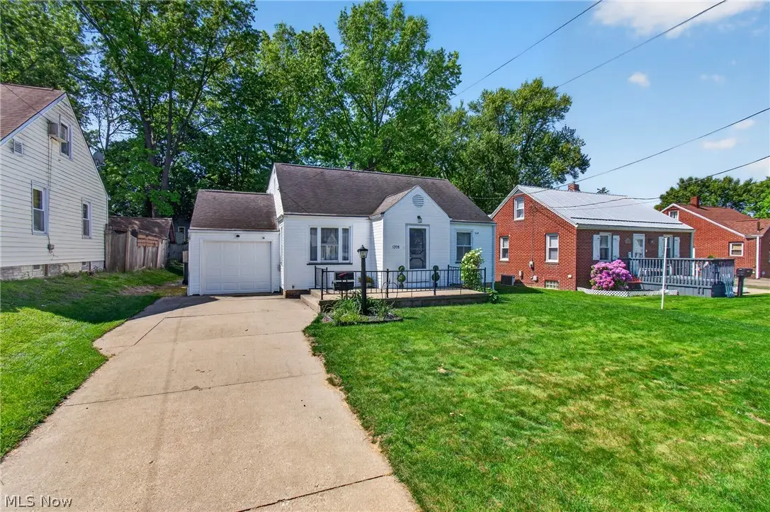 1208 39th Nw Street, Canton, OH 44709 - #1