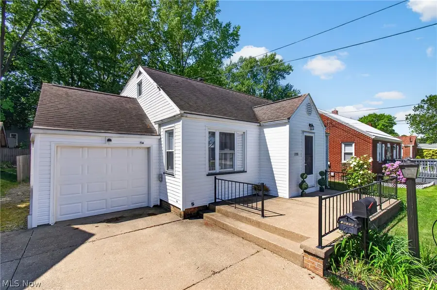 1208 39th Nw Street, Canton, OH 44709 - #2