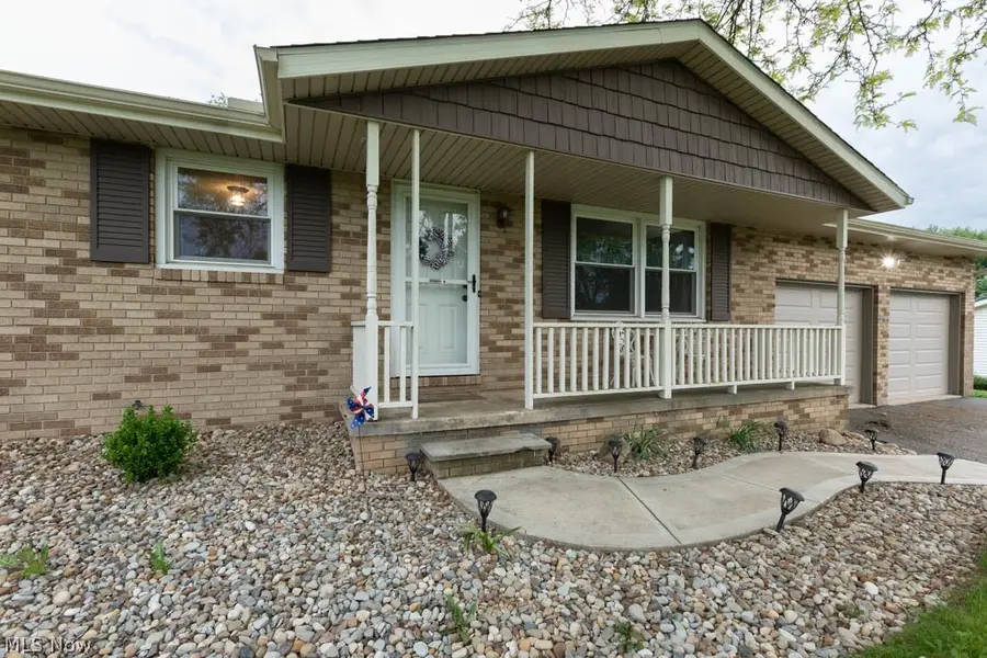 1094 Desert Ne Street, Uniontown, OH 44685 - #2