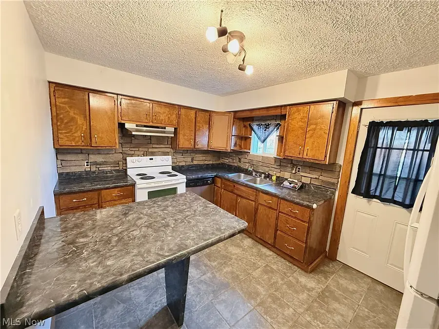 4254 Harrison Street, Bellaire, OH 43906 - #2