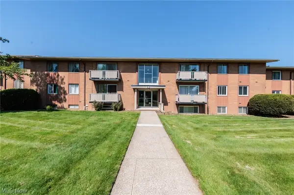 21841 River Oaks Drive #B5, Rocky River, OH 44116