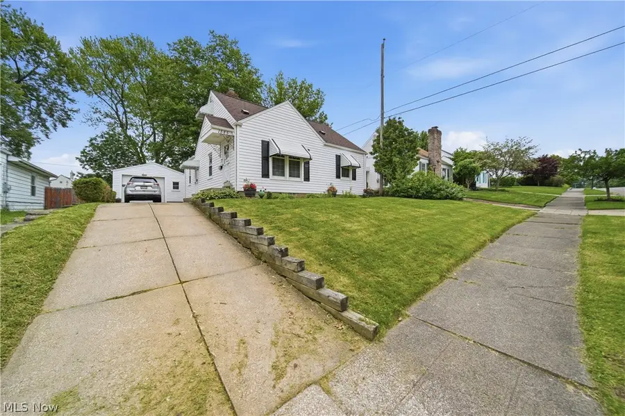 1585 Thornapple Avenue, Akron, OH 44301 - #3