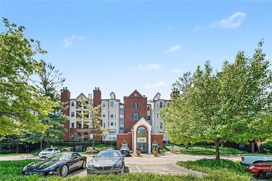 220 Fox Hollow Drive, Mayfield Heights, OH 44124 - #2