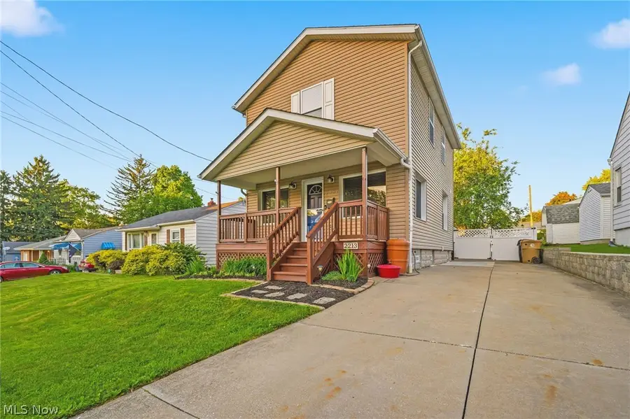 2213 10th Street, Cuyahoga Falls, OH 44221 - #2