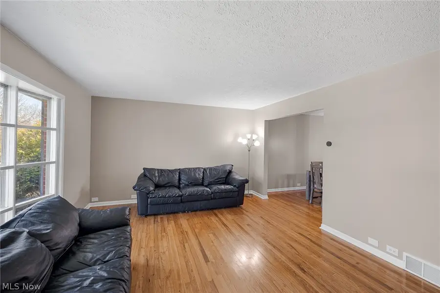 34600 W Sharondale Drive, Solon, OH 44139 - #3