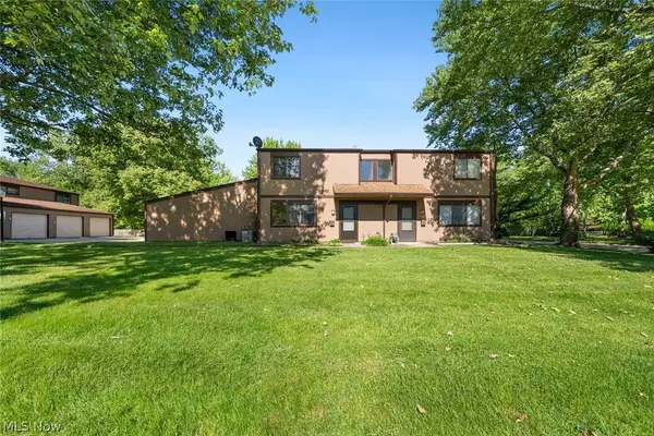 9588 Fernwood Drive, Olmsted Falls, OH 44138