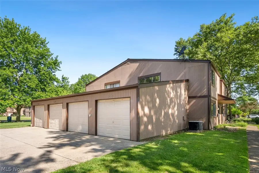 9588 Fernwood Drive, Olmsted Falls, OH 44138 - #3