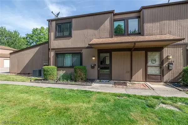26653 Lake Of The Falls Boulevard, Olmsted Falls, OH 44138