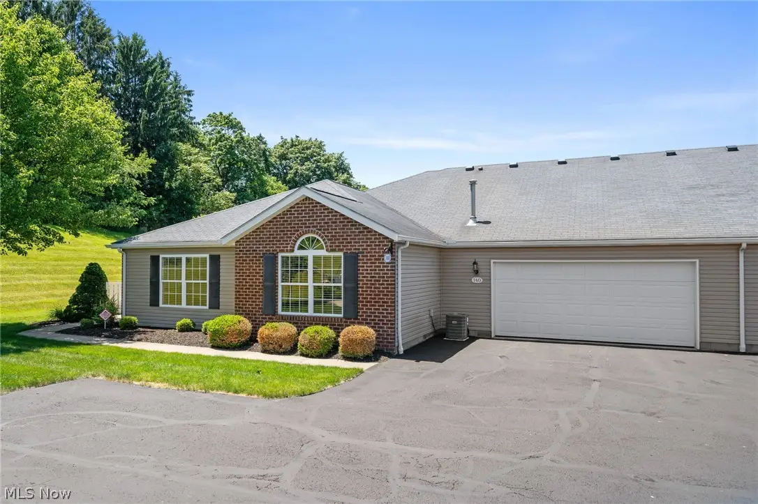 140 Woodbury Glen Street, Hartville, OH 44632 - #1