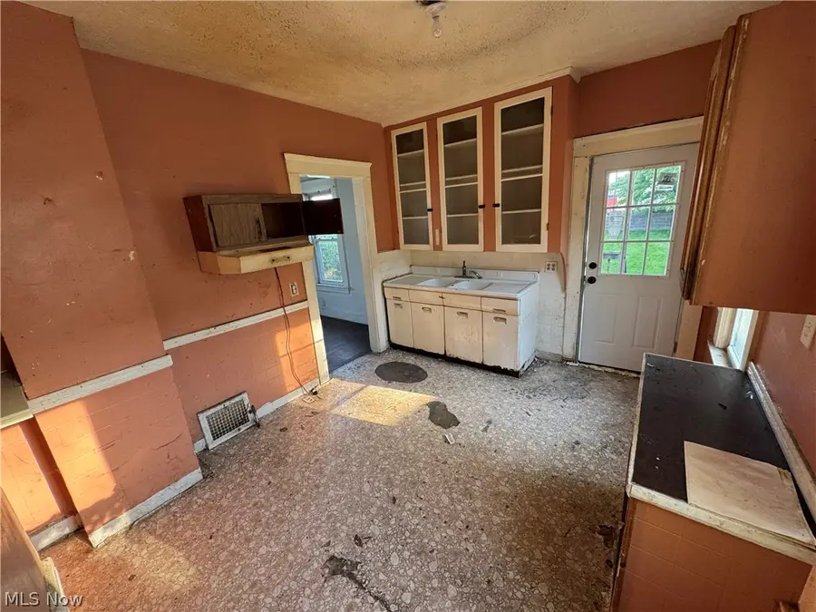 14148 Berwyn Avenue, Cleveland, OH 44111 - #3