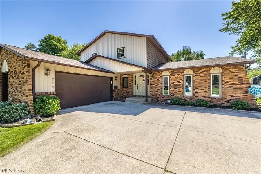 709 Oakhurst Drive, Amherst, OH 44001 - #2
