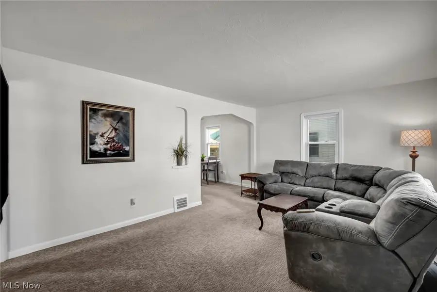 424 E 326th Street, Willowick, OH 44095 - #2