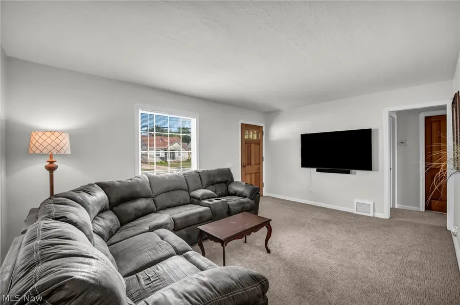 424 E 326th Street, Willowick, OH 44095 - #3