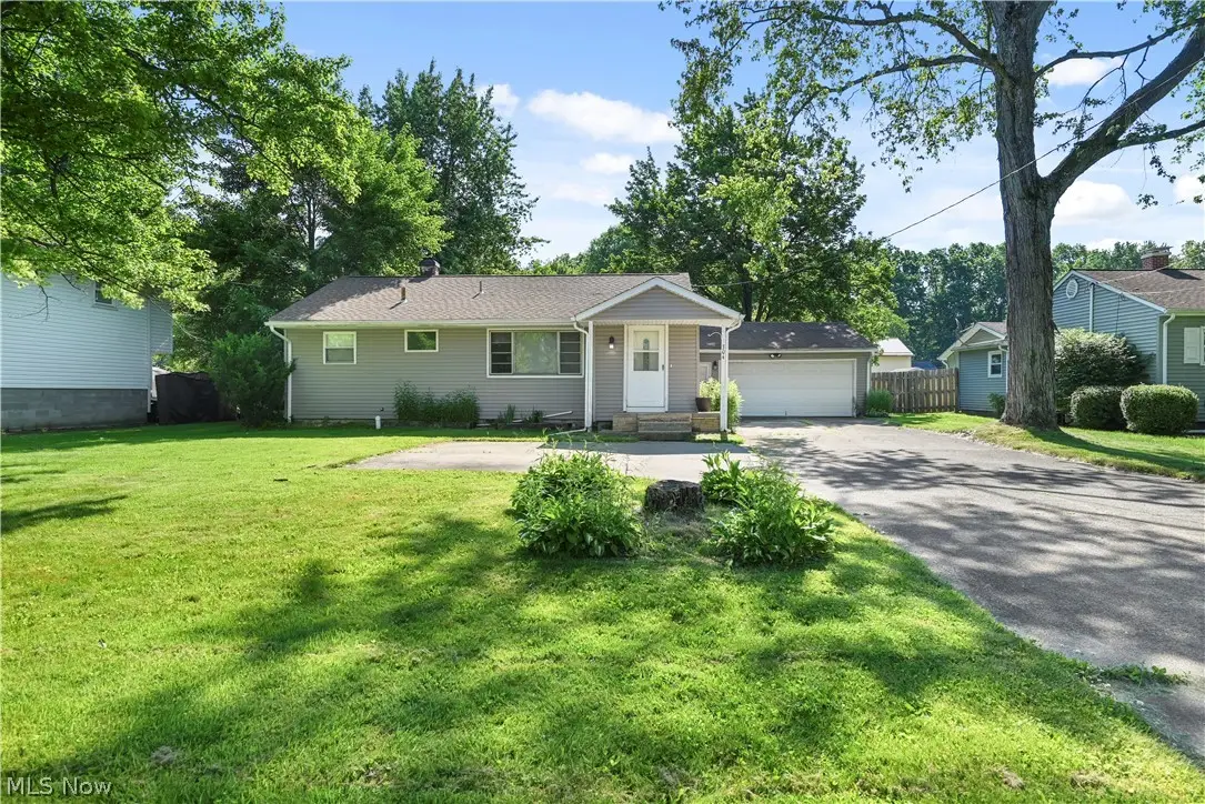304 Howland Wilson Ne Road, Warren, OH 44484 - #1