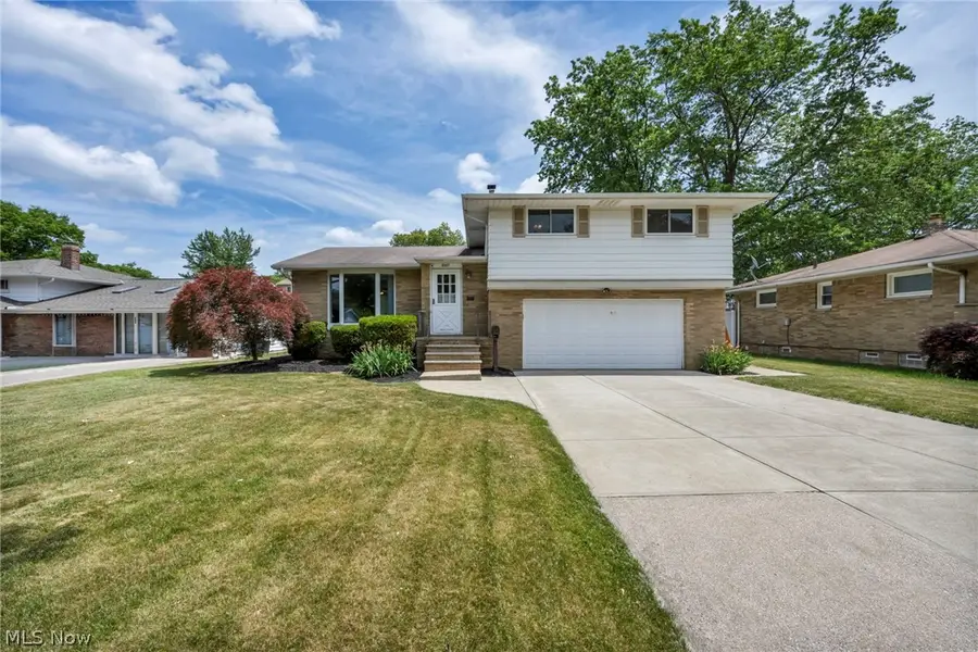 6957 Greenbriar Drive, Parma Heights, OH 44130 - #2