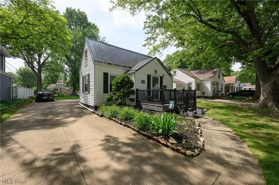 1421 Castlewood Sw Avenue, North Canton, OH 44720 - #2