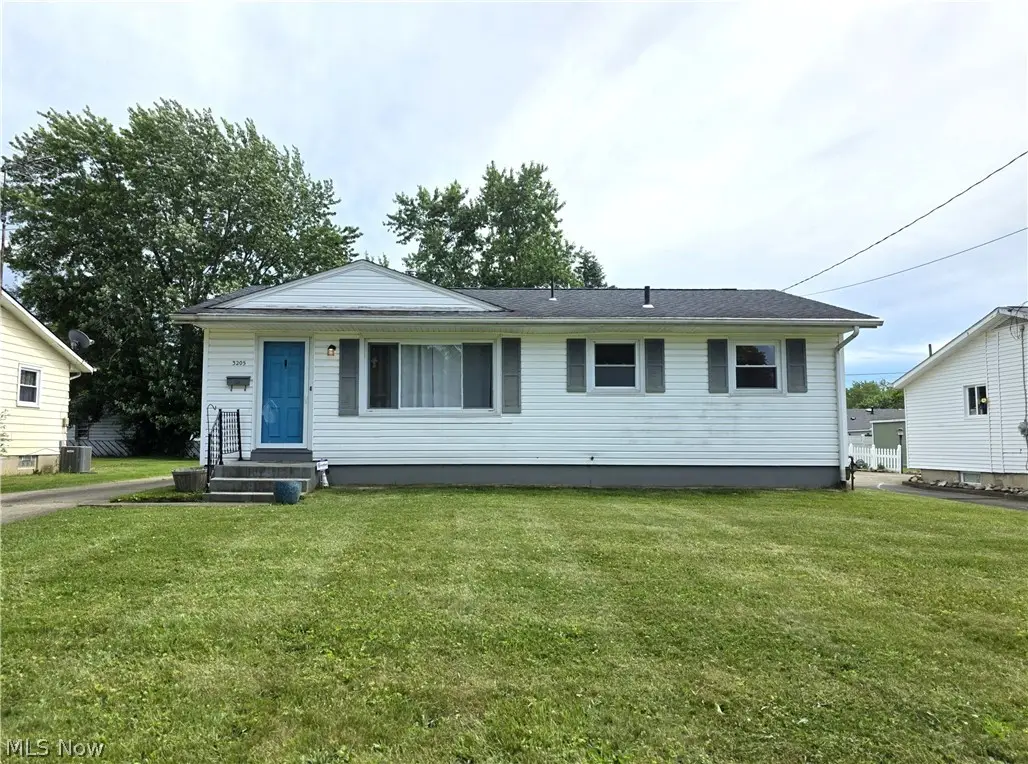 3205 Starlite Nw Drive, Warren, OH 44485 - #1